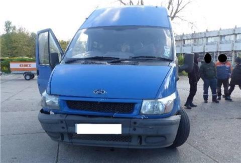 Bei einer Polizeikontrolle erwischten die Beamten auch einen völlig überfüllten Kleintransporter mit 19 Personen.