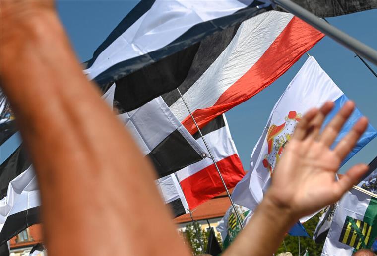 Bei einer Razzia gegen „Reichsbürger“ wurden 20 Wohnungen durchsucht. Reichsbürger lehnen die Bundesrepublik Deutschland ab und behaupten, dass es das Deutsche Reich (hier durch die Reichsflagge symbolisiert) noch gibt. (Symbolbild)