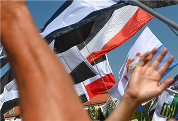 Bei einer Razzia gegen „Reichsbürger“ wurden 20 Wohnungen durchsucht. Reichsbürger lehnen die Bundesrepublik Deutschland ab und behaupten, dass es das Deutsche Reich (hier durch die Reichsflagge symbolisiert) noch gibt. (Symbolbild)
