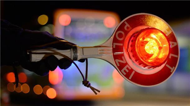 Bild von einer leuchtenden Polizeikelle mit der Aufschrift "Halt - Polizei"