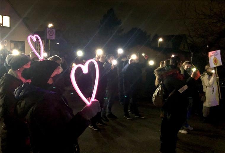 Kritiker der Corona-Regeln gedenken bei Demo der getöteten Polizisten Bei einer Trauerballade und mit Handy-Lichtern gedachten die Kritiker der Corona-Regeln am Montagabend am Ende ihrer Demonstration der beiden in der Pfalz getöteten Polizisten.