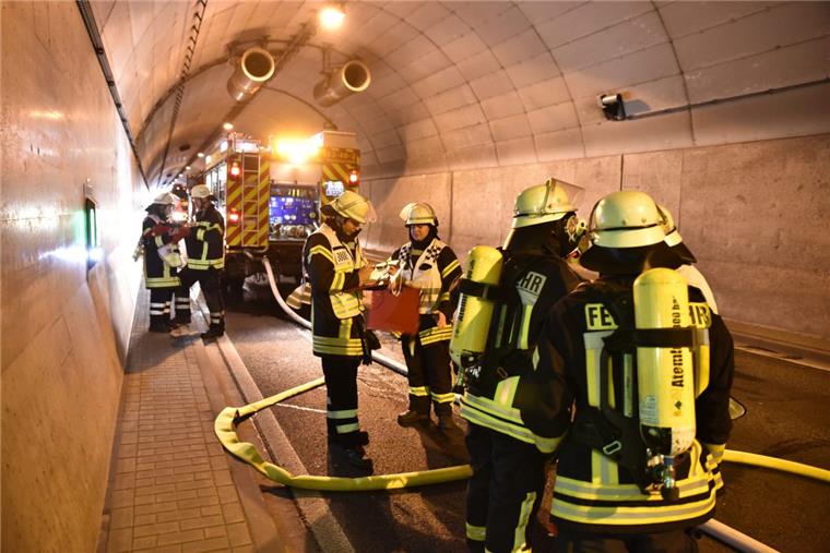 Bei einer Übung im Wesertunnel am Sonntag musste unter anderem ein brennender Lkw gelöscht werden. 