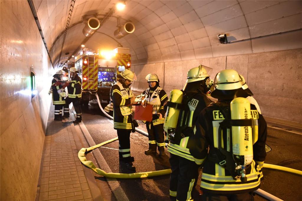 Bei einer Übung im Wesertunnel am Sonntag musste unter anderem ein brennender Lk...