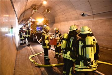 Bei einer Übung im Wesertunnel am Sonntag musste unter anderem ein brennender Lk...