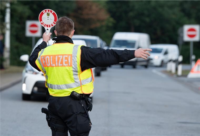 Bei einer Verkehrskontrolle entdeckte die Polizei einen Fahrer, der nur mit einem britischen Lernführerschein hinterm Lenkrad saß. 