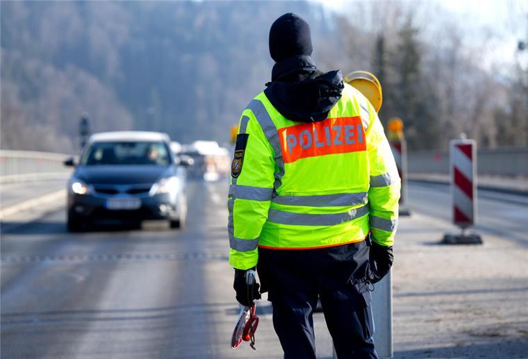 Mehrere Fahrer ohne gültigen Führerschein erwischt Polizisten kontrollieren an einer mobilen Kontrollstelle kurz hinter der Grenze Fahrzeuge.