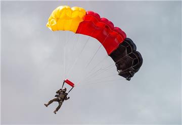 Bei einer Vorführung der Spezialeinheit GSG9 der Bundespolizei beim Nordrhein-Westfalen-Tag 2018 springt ein Fallschirmspringer ab.