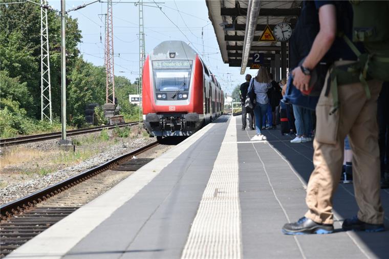 Bei einfahrenden Zügen gilt: Abstand von den Gleisen halten. Diese Reisenden am Bremerhavener Bahnhof machen es richtig und sind hinter dem weißen Streifen. 