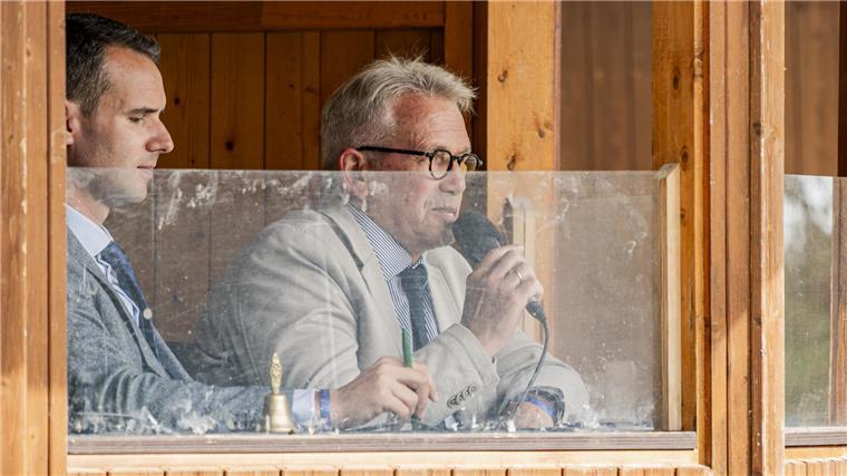 Die schönsten Bilder vom ersten Tag der Elmloher Reitertage Bei einzelnen Prüfungen geben die Wertungsrichter nicht nur eine Note, sondern geben den Reitern noch im Viereck ein Feedback - positives, aber auch negatives. Nur so können sich die Reiter schließlich steigern und zur größtmöglichen Harmonie mit dem Pferd kommen.