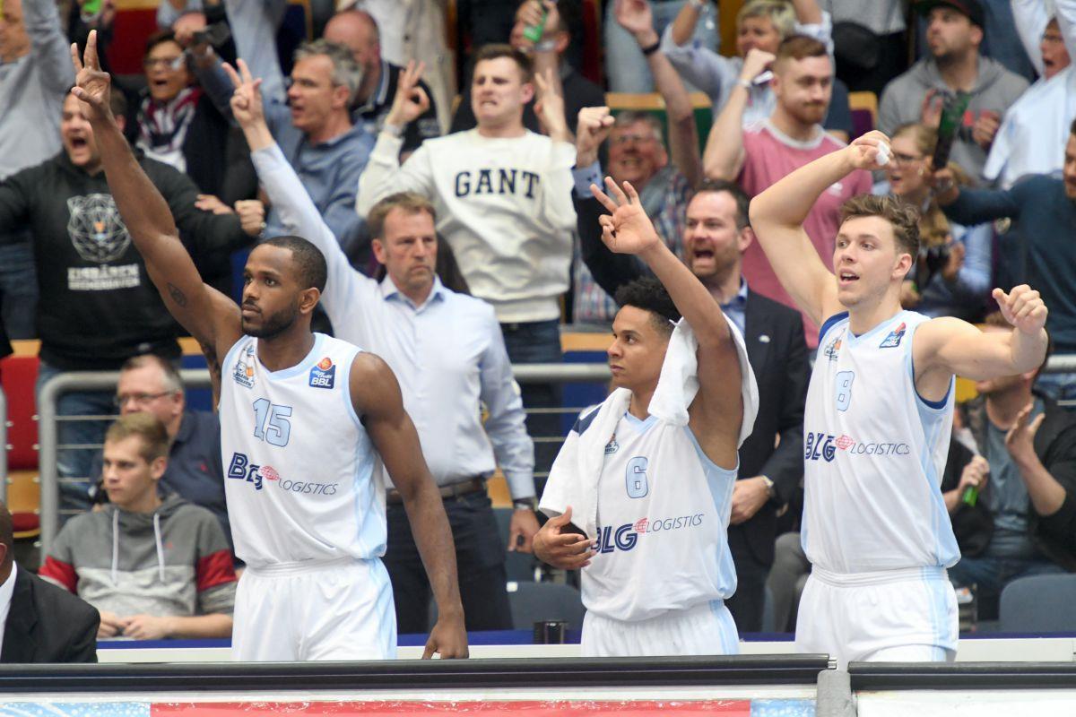 Die Eisbären können den Klassenerhalt heute klarmachen Bei Eisbären-Heimspielen zuletzt ein gewohntes Bild: Darious Moten (von links), Anthony Canty und Jan Niklas Wimberg jubeln über einen Sieg.