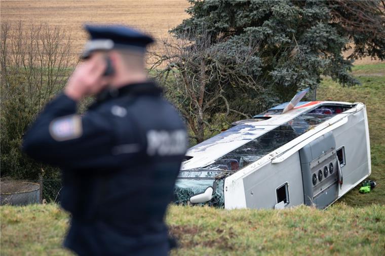 Schulbusunfall bei Eisenach: Zwei Kinder tot, viele Verletzte Bei Eisenach in Thüringen verunglückte am Morgen auf eisglatter Straße ein Schulbus.