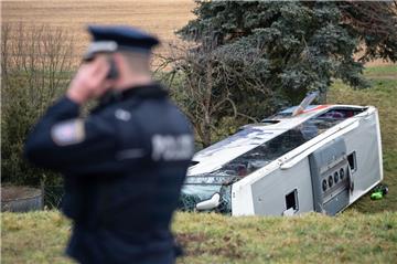 Bei Eisenach in Thüringen verunglückte am Morgen auf eisglatter Straße ein Schulbus.  