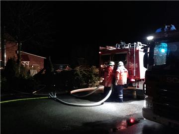 Bei Eiseskälte sind die rund 100 Feuerwehrleute der Freiwilligen Feuerwehren im ...