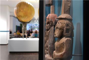 Pritschenfüße aus Papua-Neuguinea sind in einer Vitrine im Bremer Übersee-Museum ausgestellt