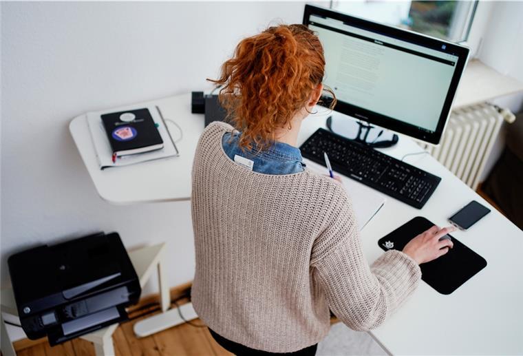 Das Foto zeigt eine Frau im Homeoffice. 
