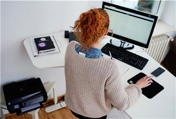 Das Foto zeigt eine Frau im Homeoffice. 