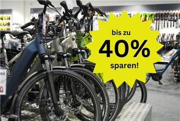 Ebikes in verschiedenen Farben aufgereiht in einem Fahrradgeschäft.