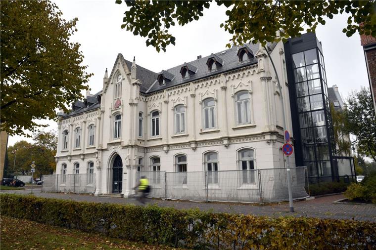 Rathaus Lehe kann endlich saniert werden Bei flüchtigem Hinsehen scheint es noch intakt, doch beim alten Leher Rathaus drohen Putz und Zierteile aus der Fassade zu fallen. Foto Scheschonka