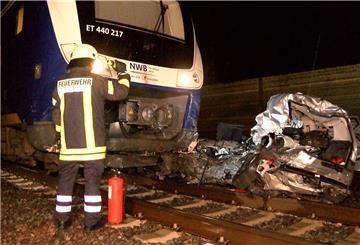 Ein kaputtes Auto liegt vor einem Zug der Nordwestbahn in der Nacht zum Donnerstag in Ganderkesee (Landkreis Oldenburg). 