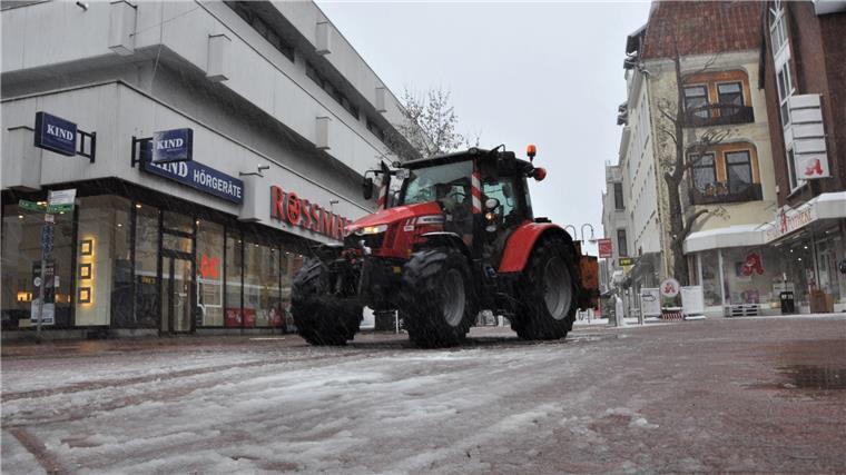 Bei gefährlichen Wetterlagen wie am Montagmorgen sind Bauhof und Straßenmeisterei gefordert.