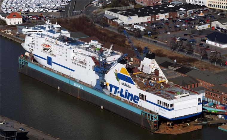 Sie sollte schon fertig sein: "Peter Pan" liegt immer noch in Bremerhaven Bei German Dry Docks liegt die Ostseefähre "Peter Pan" zur Verlängerung des Rumpfes um 30 Meter im Dock.