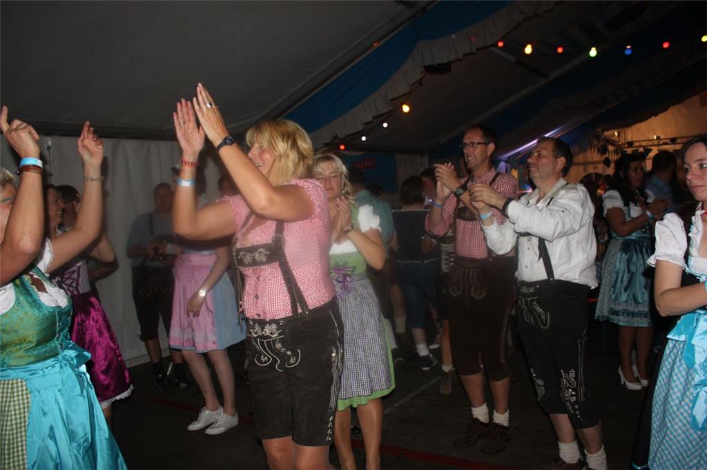 Bei guter Stimmung hält es die Gäste nicht auf den Bänken. Oktoberfest in Stinst...