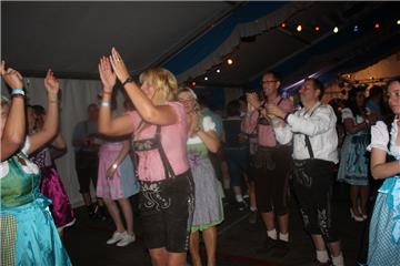 Bei guter Stimmung hält es die Gäste nicht auf den Bänken. Oktoberfest in Stinst...