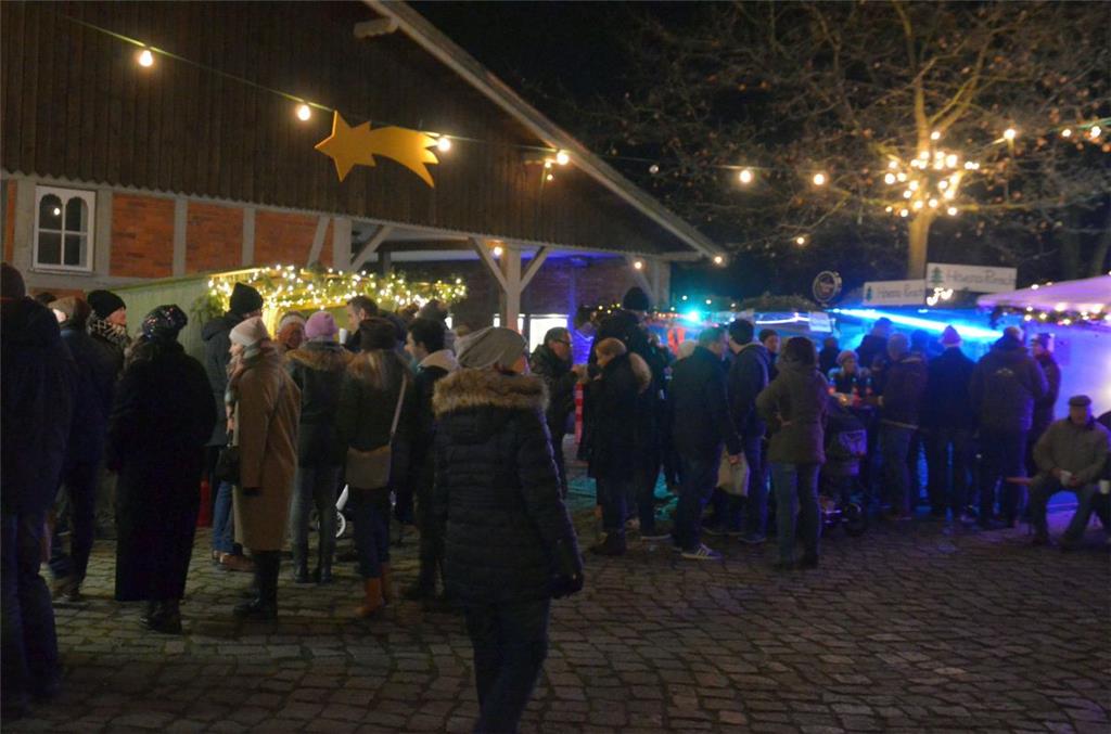 Bei Heimathaus und  Wassermühle findet der Sittenser Weihnachtsmarkt statt. 