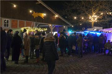 Bei Heimathaus und  Wassermühle findet der Sittenser Weihnachtsmarkt statt. 