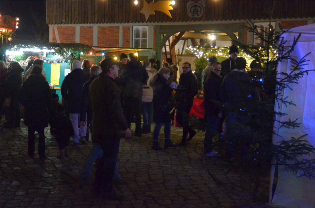 Bei Heimathaus und  Wassermühle findet der Sittenser Weihnachtsmarkt statt. 
