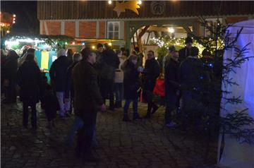 Bei Heimathaus und  Wassermühle findet der Sittenser Weihnachtsmarkt statt. 