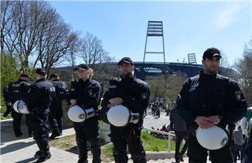 Bei "Hochrisikospielen" wird mehr Polizei als üblich eingesetzt. Das Land Bremen versucht seit Jahren die DFL bei den Kosten zu beteiligen. Nun ist die erste Rechnung verschickt worden. 