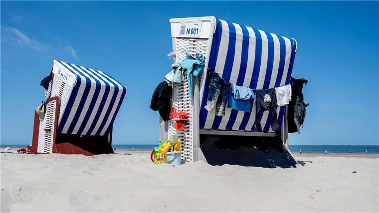 Bis zu 35 Grad und am Abend Wetterwechsel Bei hohen Temperaturen ist ein Strandkorb am Meer für viele Menschen ein angenehmer Aufenthaltsort. (Archivbild)