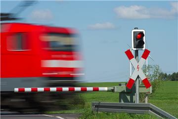 Bei Hude hat es einen Unfall an einem beschrankten Bahnübergang gegeben.


