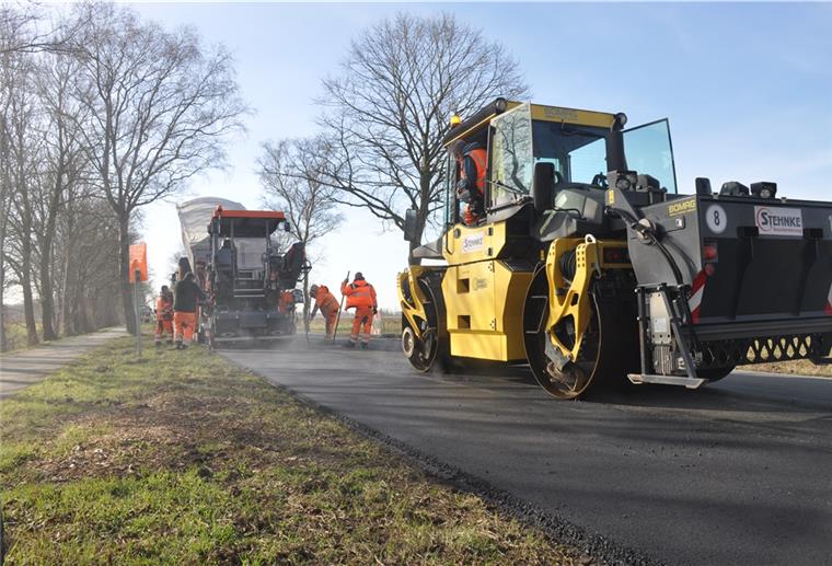 Bei idealen Witterungsbedingungen können die Bauarbeiten auf der Landesstraße fortgesetzt werden.