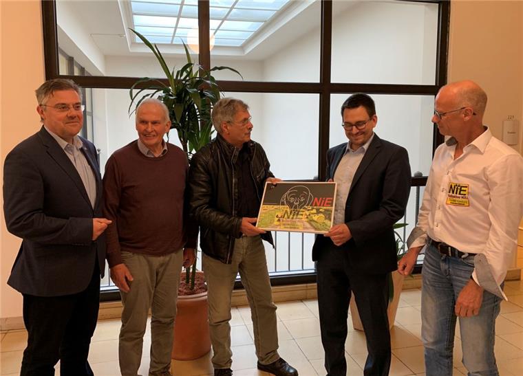 KKU-Bauschutt: Bürgerinitiative erhält Gutachten Bei ihrem Besuch im Umweltministerium überreichte die BI-Delegation ein Bild: "Der Aufschrei" symbolisiert ihren Protest.