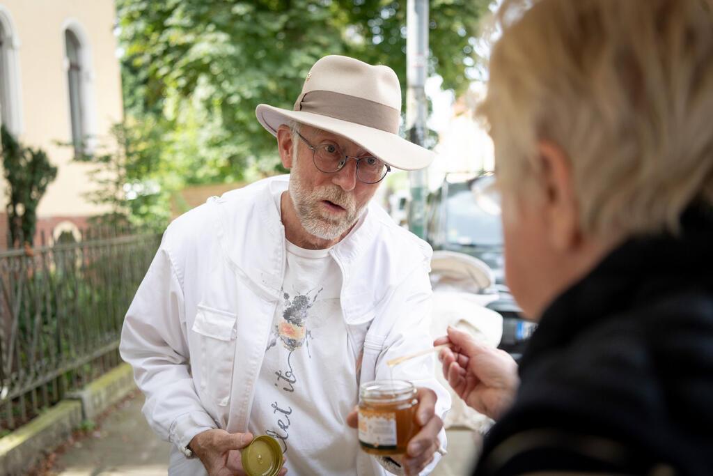 Bei Imker Frank Krein konnte man unter anderem echten Leher Honig probieren.