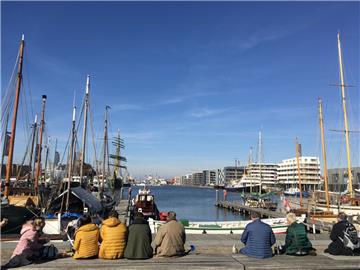 Bei jedem Wetter ein schöner Ausblick: der Neue Hafen. Foto: Schwan