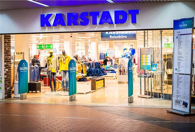 Blick in eine Karstadt-Filiale, in ein Ladengeschäft.