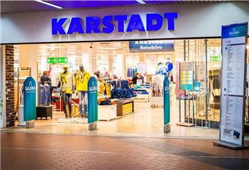 Blick in eine Karstadt-Filiale, in ein Ladengeschäft.
