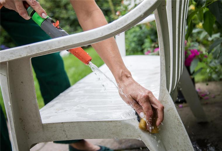  Bei Kunststoff-Gartenmöbeln sollte man von Scheuermittel die Finger lassen. 