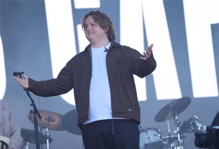 Rückzug vom Ruhm: Wenn Musikstars die Öffentlichkeit meiden Bei Lewis Capaldi ging 2023 nichts mehr - jetzt ist er wieder da.