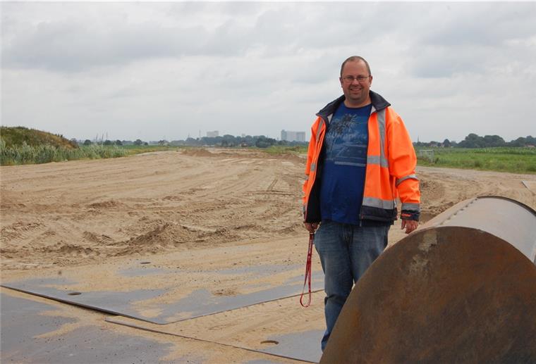 Bei Logemannsdeich ist der überschüssige Sand bereits abgetragen. Auf die Trasse der B211neu kommt ab September erst Schotter und dann Asphalt, beschreibt Florian Böschen, zuständig für die Bauüberwachung, die nächsten Schritte.