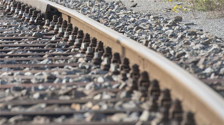 Bei Lunestedt ist ein Trecker-Anhänger gegen den Bahndamm gerutscht.