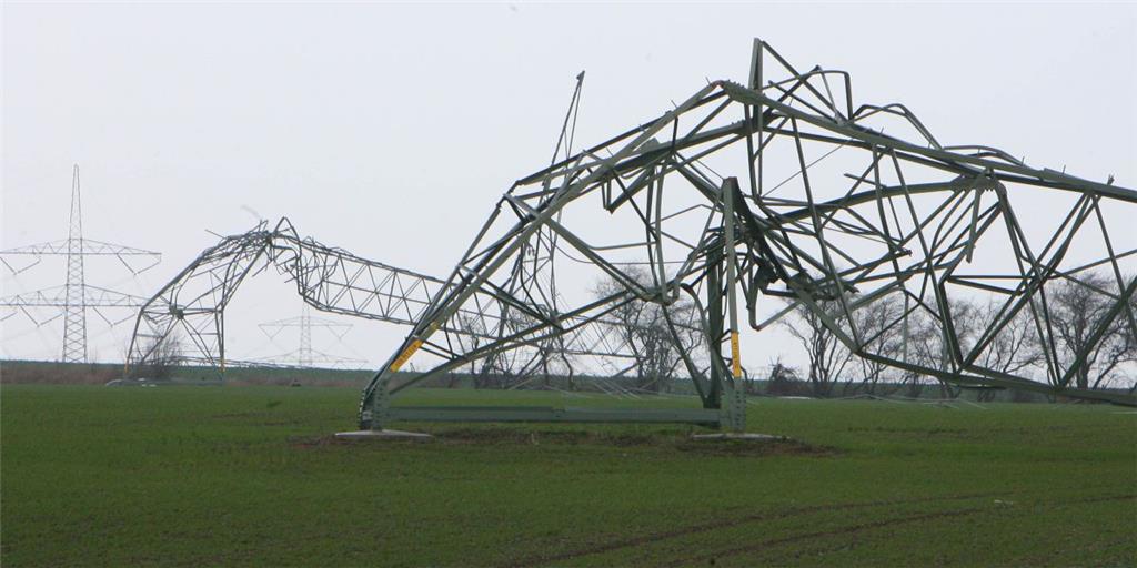 Bei Magdeburg in Sachsen-Anhalt sorgten gleich mehrere umgestürzte Strommasten f...