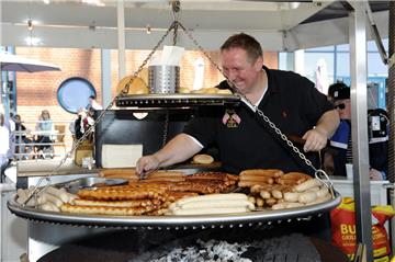 Bei Michael Ausborn schmeckt die Bratwurst.