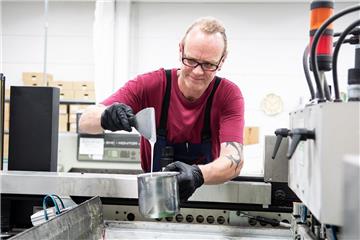 Drucker der Druckerei müllerditzen in Bremerhaven an Druckermaschine.