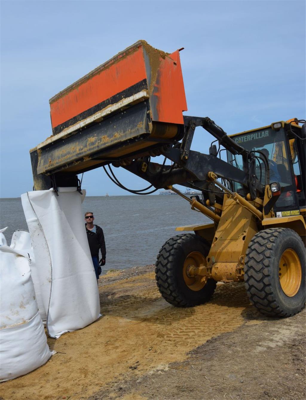 Bei Niedrigwasser werden übergroße Sandsäcke (Big Bags) im Bereich der Außendeic...