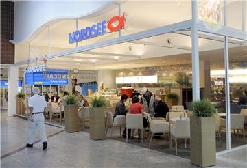 Bei "Nordsee" kommen jetzt die Gäste auf ihre Kosten, die außer Haus einen Kaffee trinken wollen und dafür ihren eigenen Becher mitbringen.