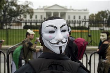 Anonymous mit typischer Maske von Guy Fawkes